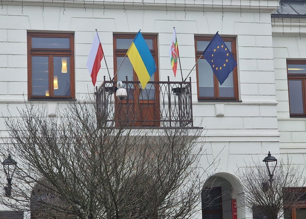 У Польщі зірвали прапор України на мітингу проросійського політика