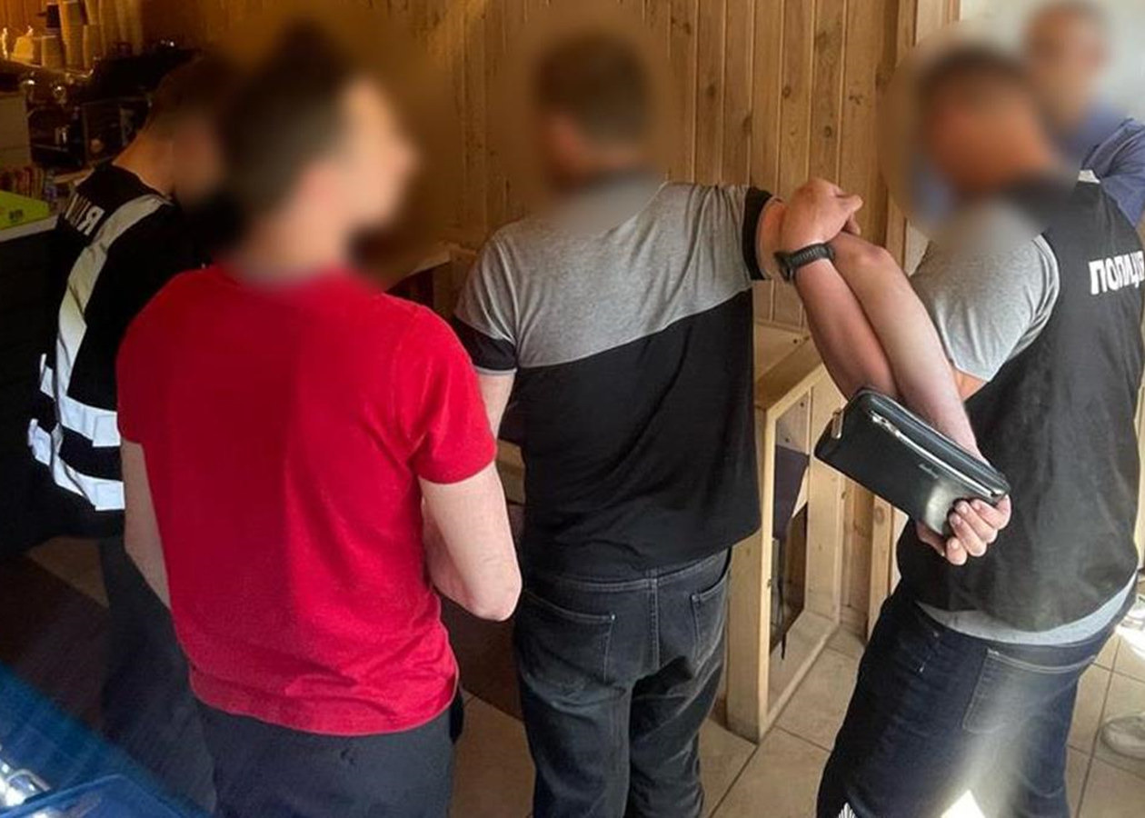 Шахрай виманював гроші у матері загиблого воїна, переконуючи, що син живий