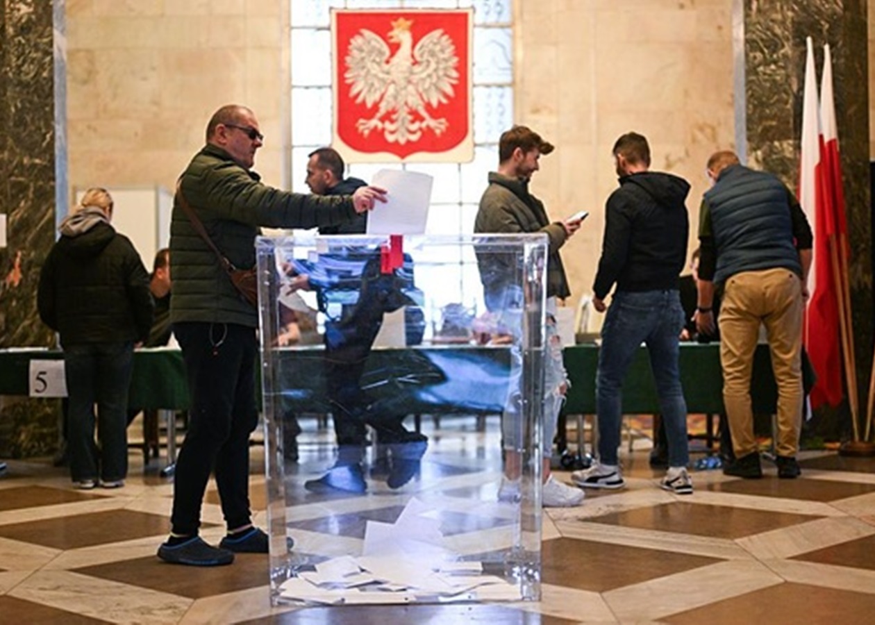Польща “коричневіє”. Чим це загрожує Україні