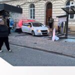 У Львові водій протаранив зупинку: постраждала дівчина