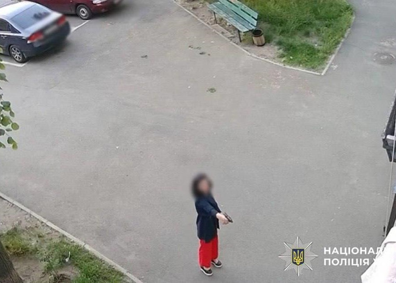 У Києві жінка стріляла по дверях багатоповерхівки