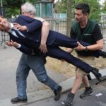 У Парижі з музею вкрали статую Макрона та принесли під посольство РФ