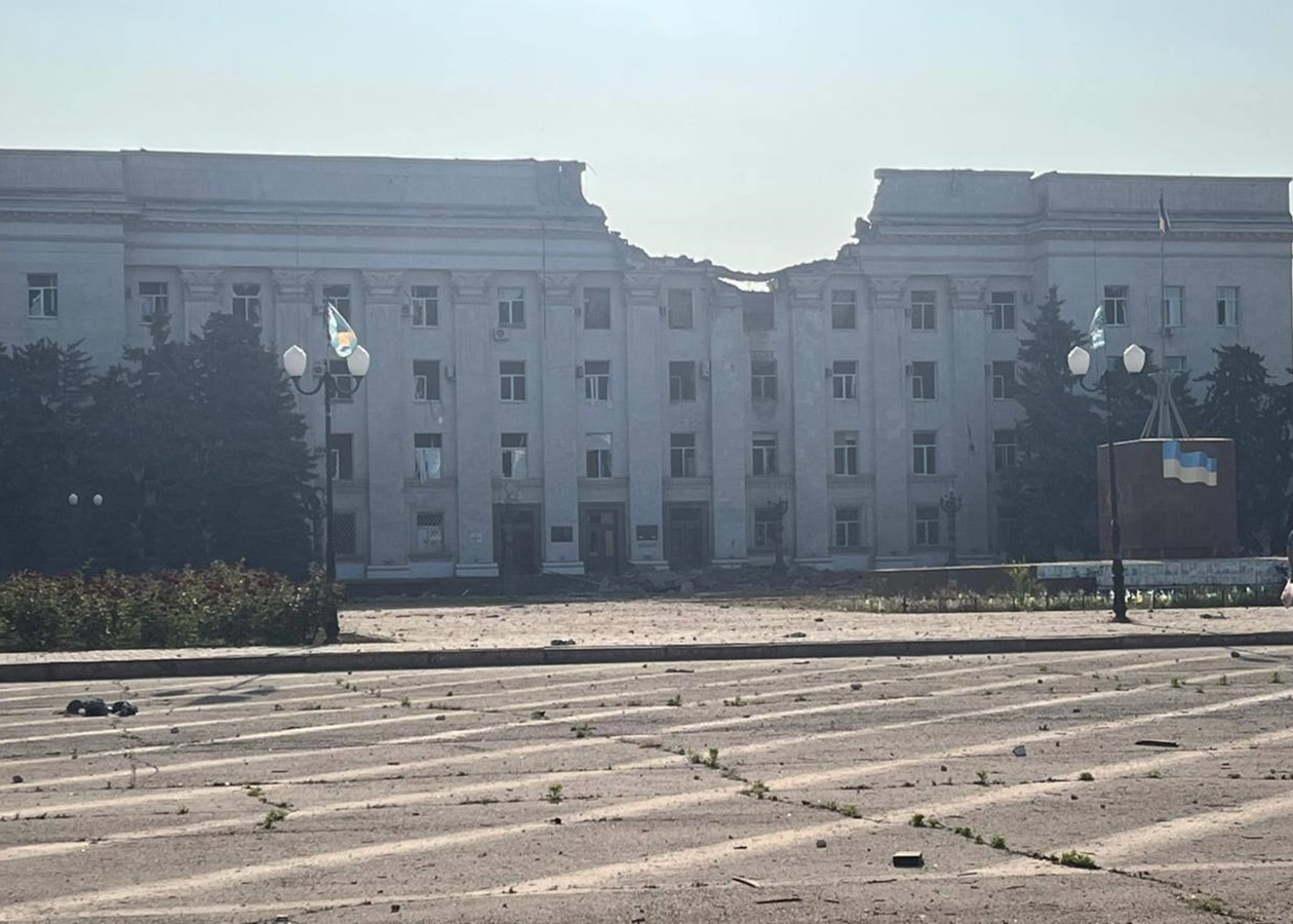 Росіяни зруйнували КАБами центр Херсона