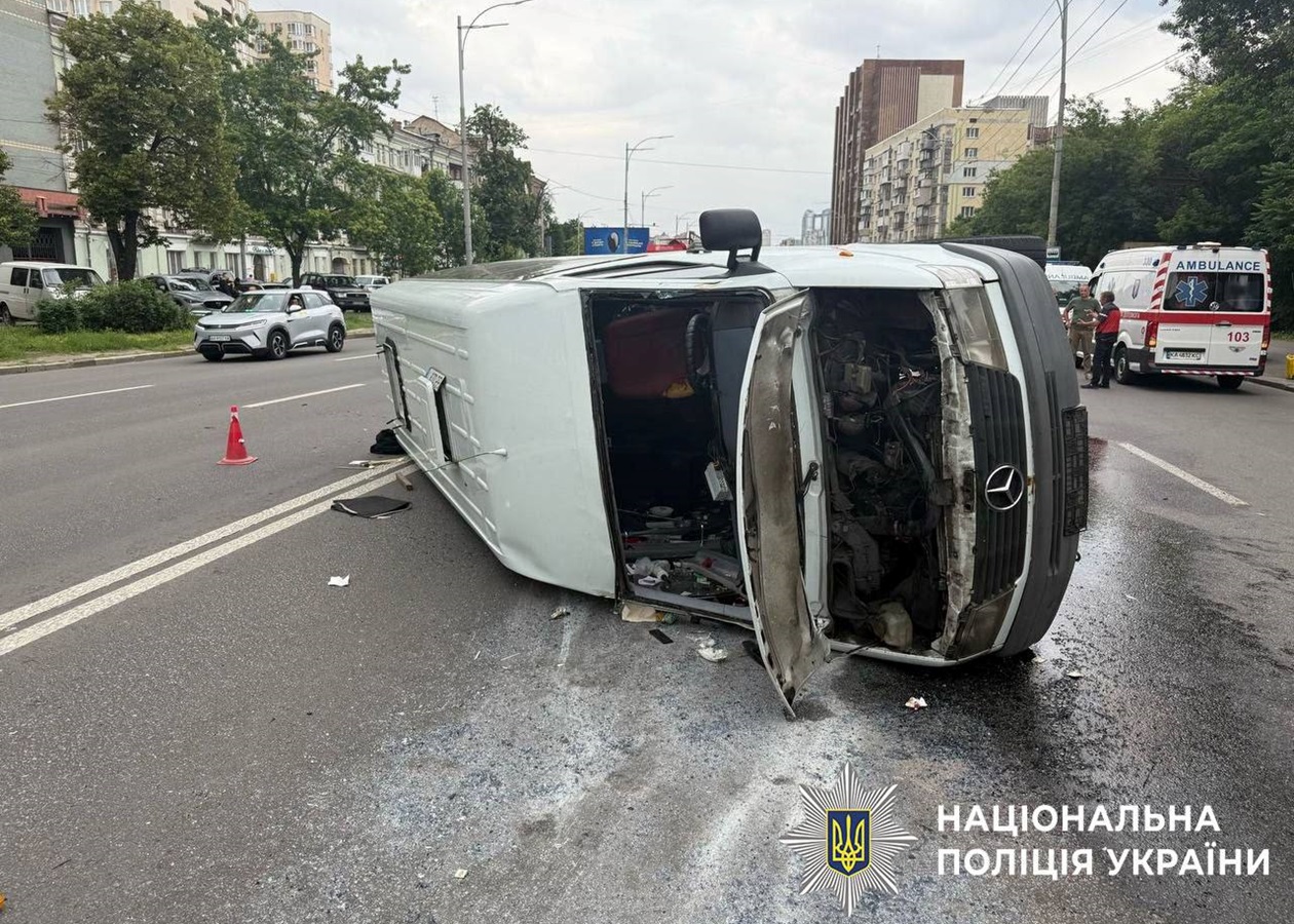 Посеред проспекту у Києві перекинувся мікроавтобус