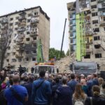 Іноземні дипломати оглянули місце удару РФ у Києві