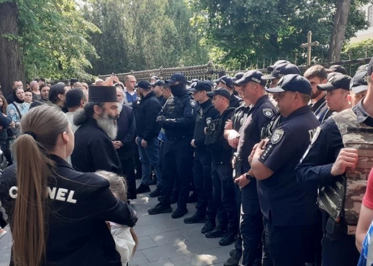 У Чернівцях сталася масштабна сутичка між вірянами УПЦ МП та ПЦУ