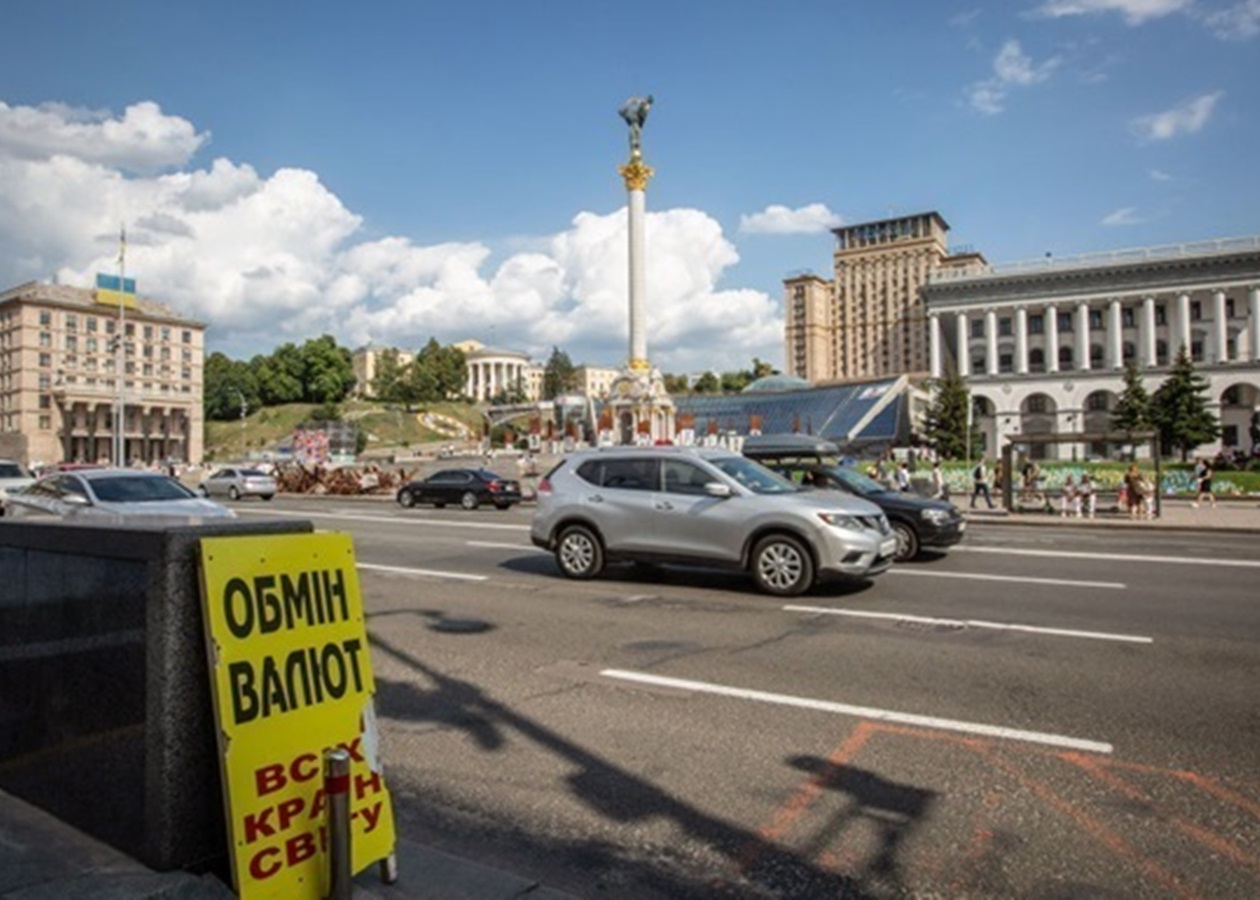 Курс долара почав зростати, євро - знижується
