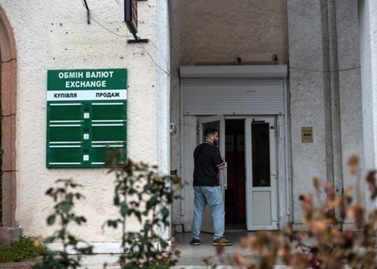 Долар і євро відійшли від рекордних значень