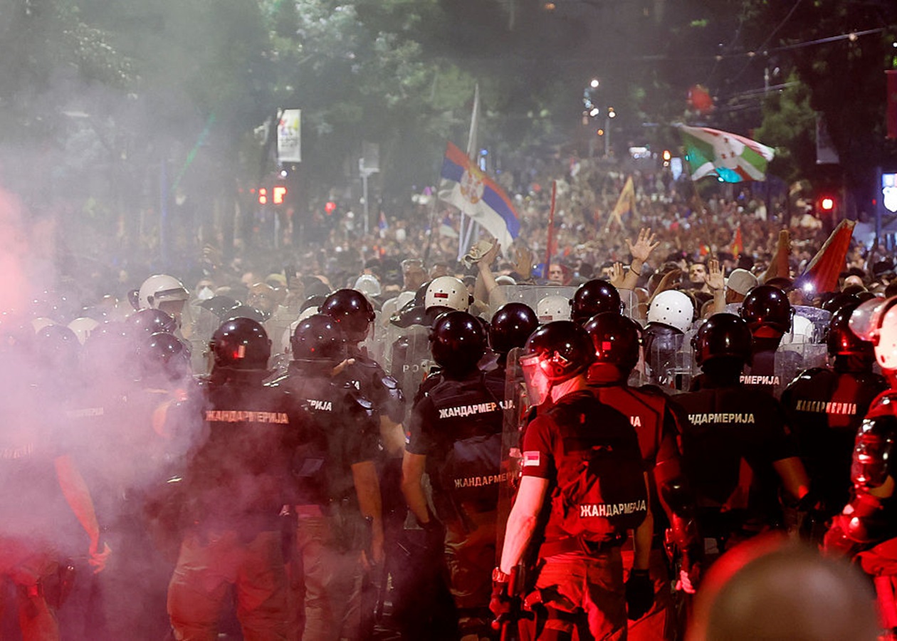 В Сербії спалахнули масові протести, що переросли в сутички
