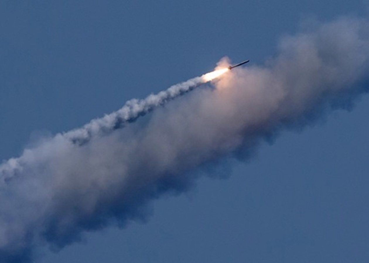 Росіяни атакували Кременчук дронами та ракетами