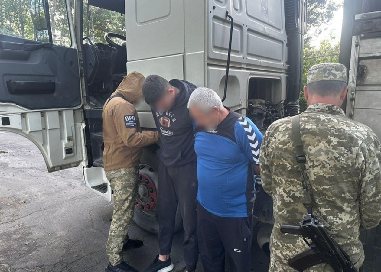 На Рівненщині прикордонники виявили порушника у фурі під ліжком