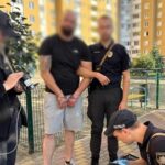 У Києві чоловік стріляв по авто у дворі будинку