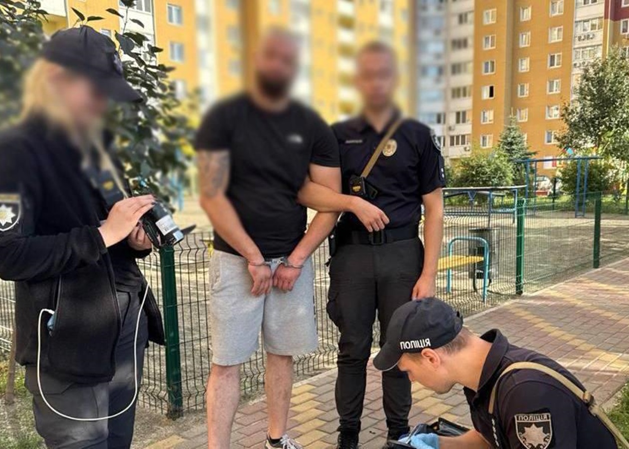 У Києві чоловік стріляв по авто у дворі будинку
