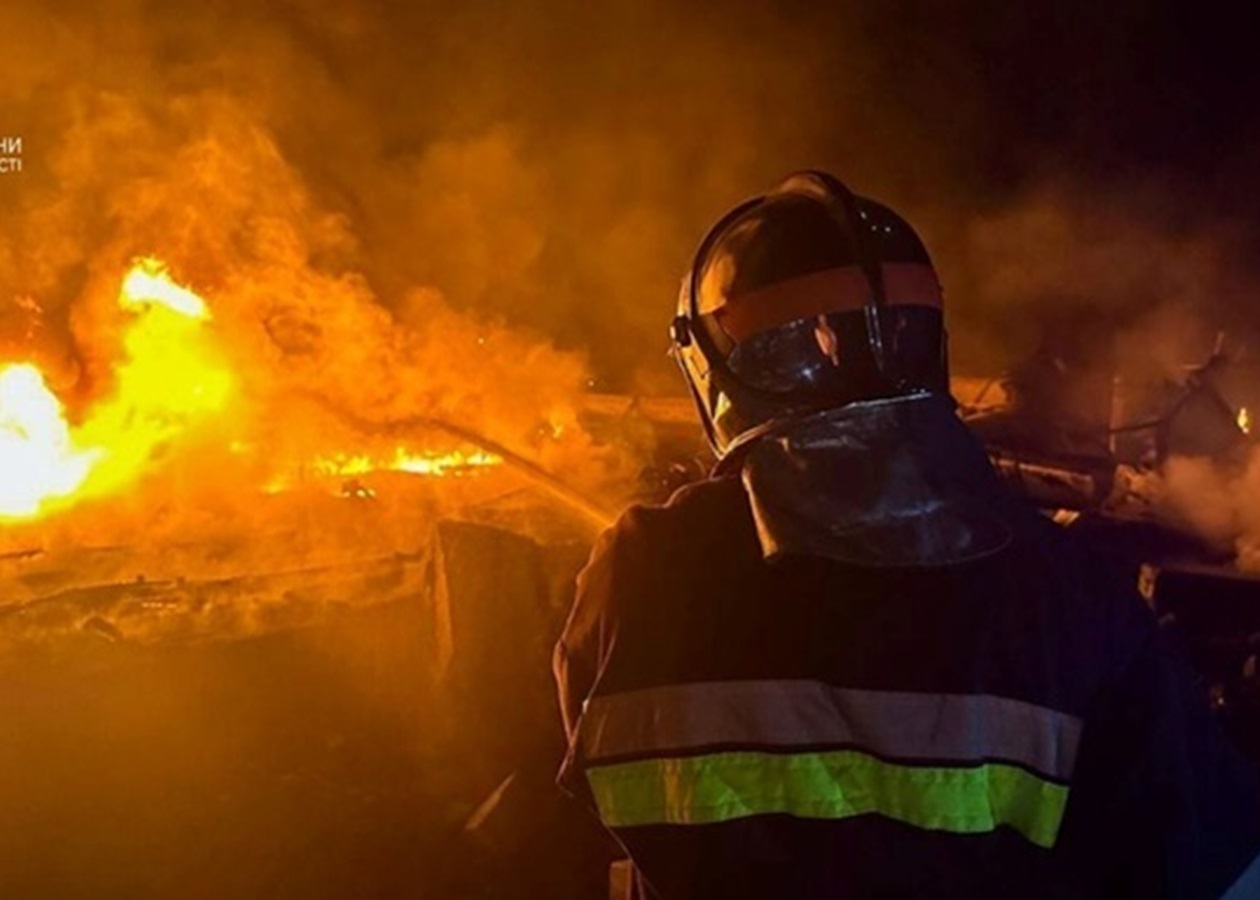 У Миколаєві пролунали вибухи, зайнялися пожежі