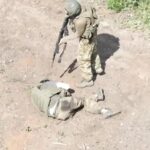 З'явилось відео, як військовий РФ убив пораненого