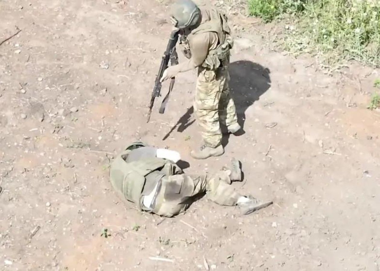 З'явилось відео, як військовий РФ убив пораненого