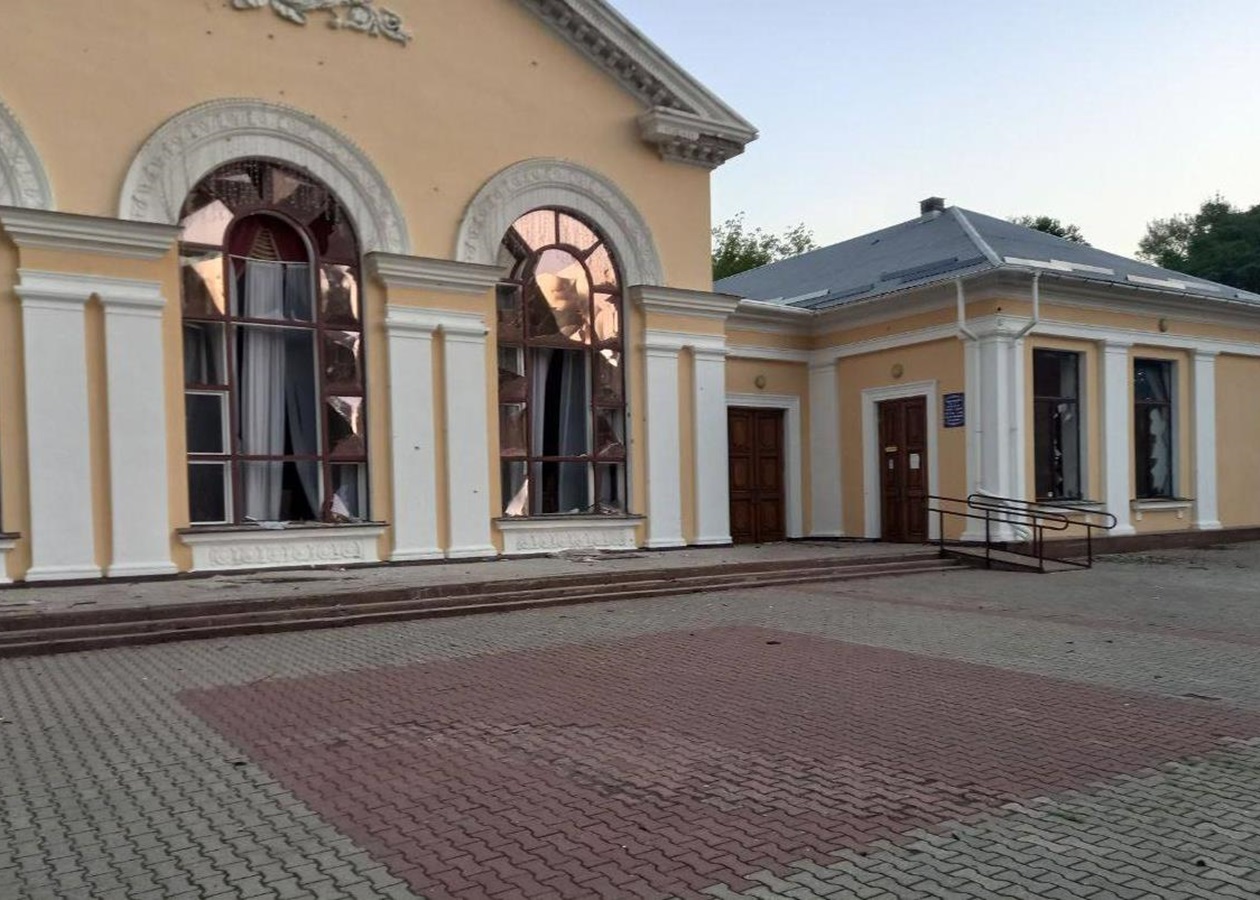 Російські дрони пошкодили філармонію у Кропивницькому