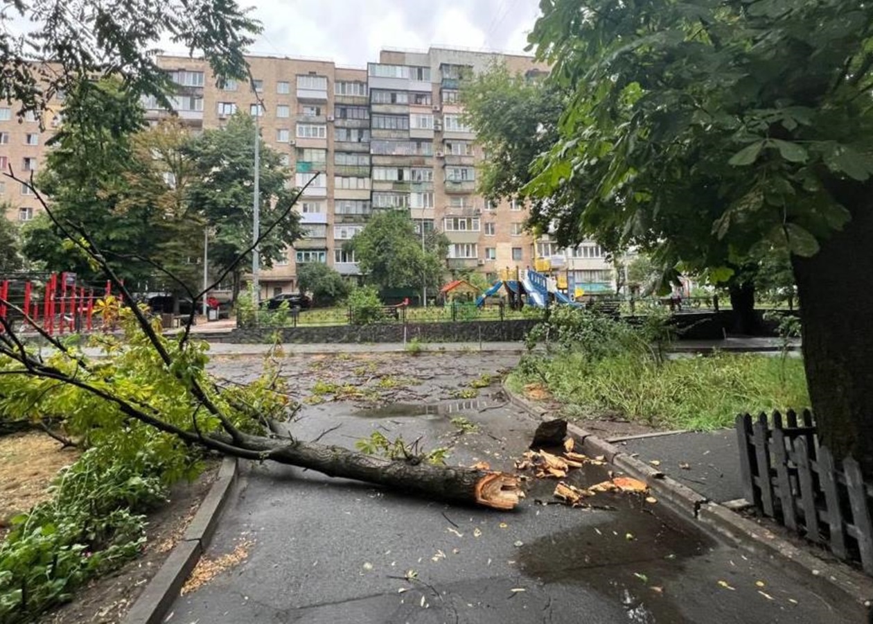 Негода в Києві: підтоплені багато вулиць і станція метро