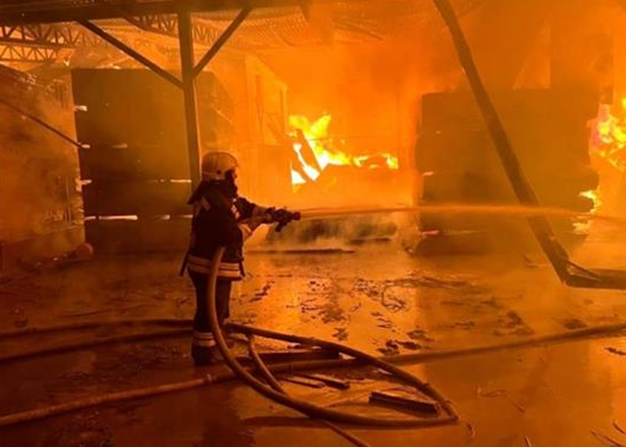 Удари дронів вивели з ладу два великі НПЗ Росії