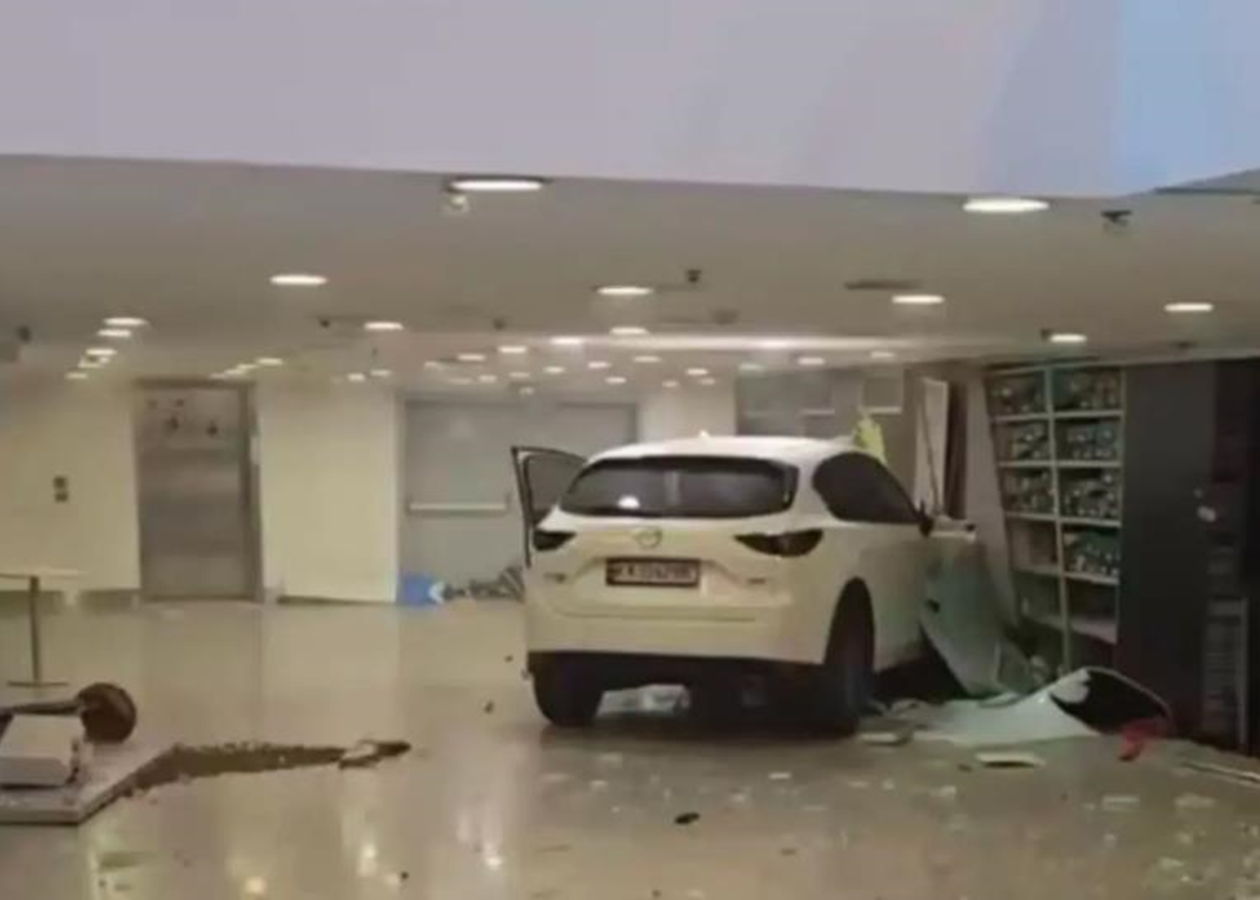 Автомобіль влетів у ТРЦ Ocean Plaza в Києві