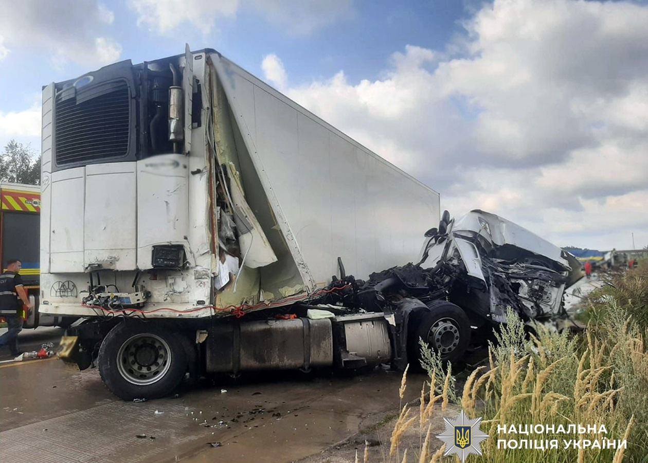 На Житомирщині у ДТП загинули водії вантажівки та легковика