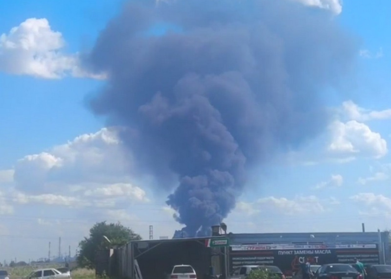 У російському місті повідомляють про пожежу в районі НПЗ