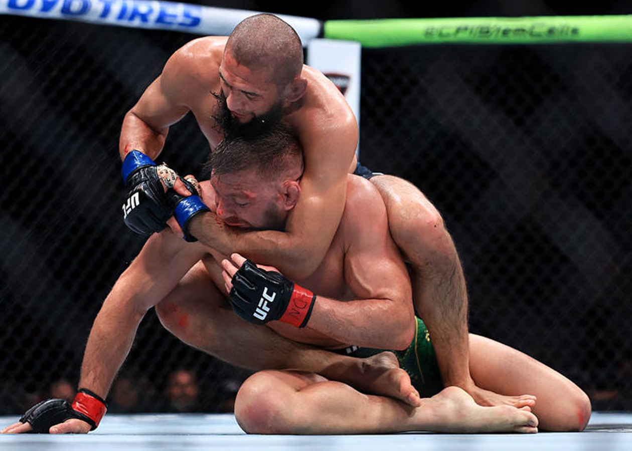 Чімаєв здолав Дю Плессі та здобув титул UFC