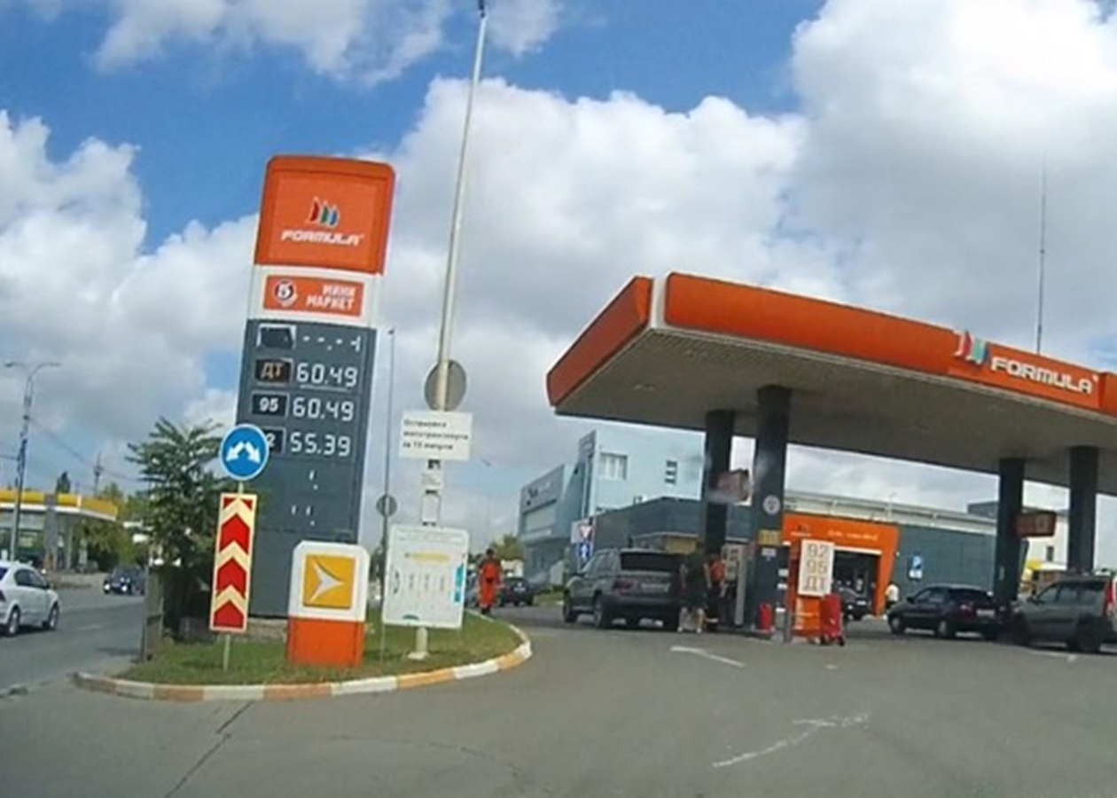 У Криму почали продавати бензин за талонами