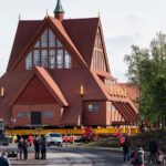 У Швеції перевозять на нове місце 600-тонну старовинну церкву